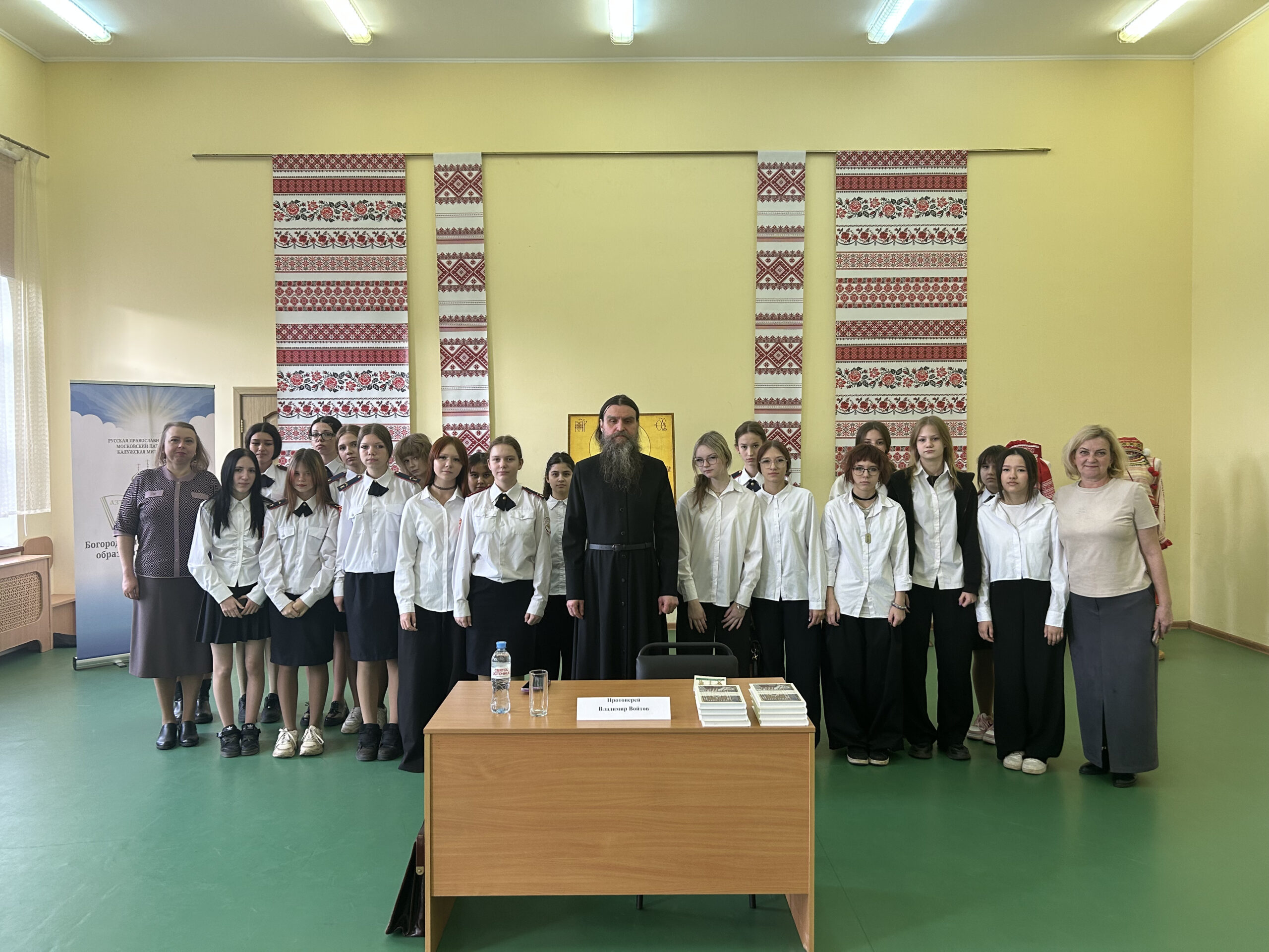 В Обнинске в рамках XXIX Богородично-Рождественских чтений прошли «Учебные сборы» для восьмиклассниц.